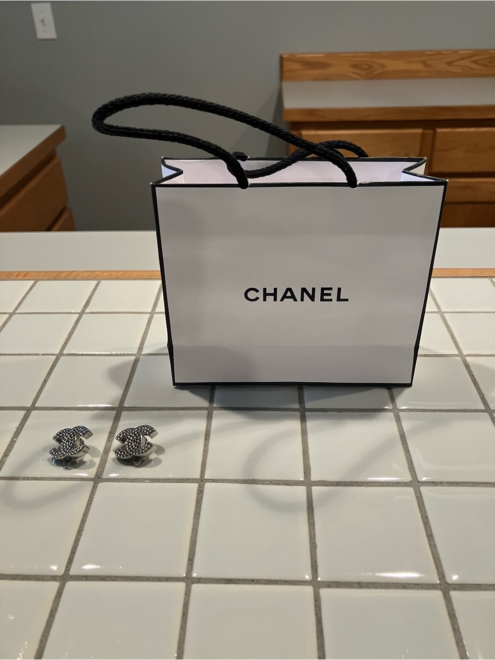 CHANEL AUTHENTIC CLIP ON EARRINGS IN BEAUTIFUL CONDITION! - Picture 7 of 9